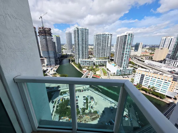 $5,200 | 41 Southeast 5th Street, Unit 1917, Miami, FL 33131