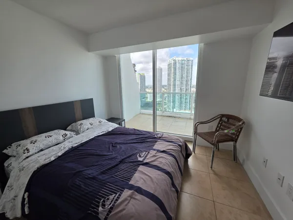 $5,200 | 41 Southeast 5th Street, Unit 1917, Miami, FL 33131