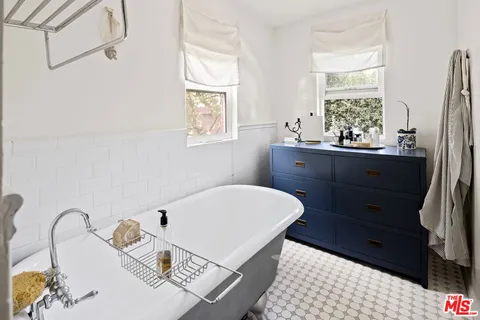 $1,995,000 | 2477 Walnut Avenue, Venice, CA 90291