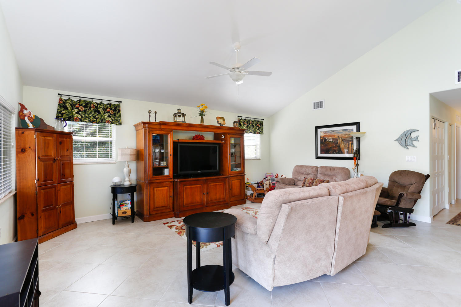 15 Snapper Avenue Key Largo, FL 33037 - Photo 5 of 17 Living Room