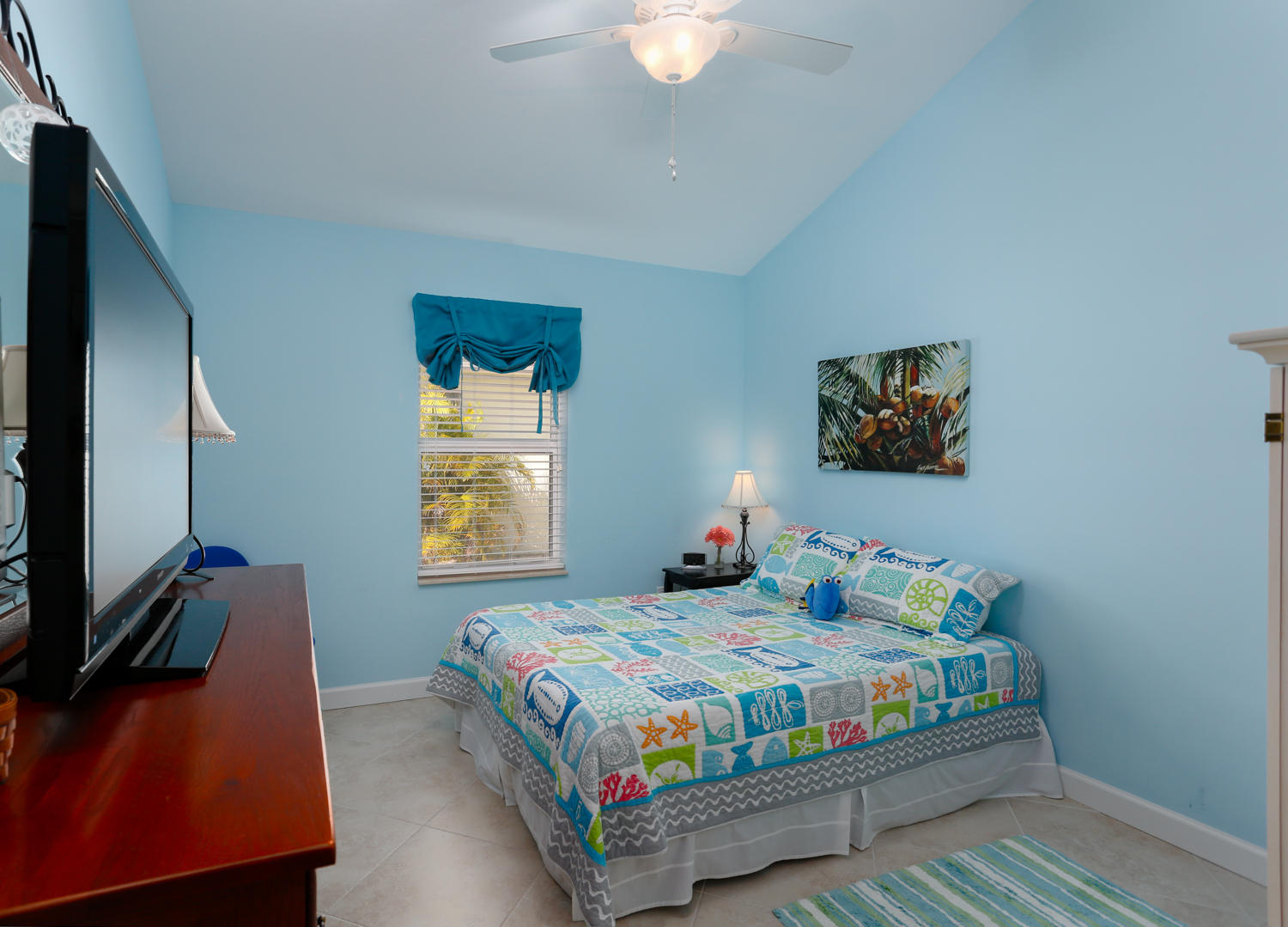 15 Snapper Avenue Key Largo, FL 33037 - Photo 7 of 17 Guest Room 1