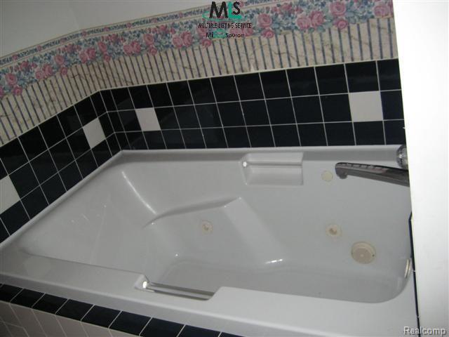 8955 Meskill Road Columbus, MI 48063 - Photo 4 of 12 master bath