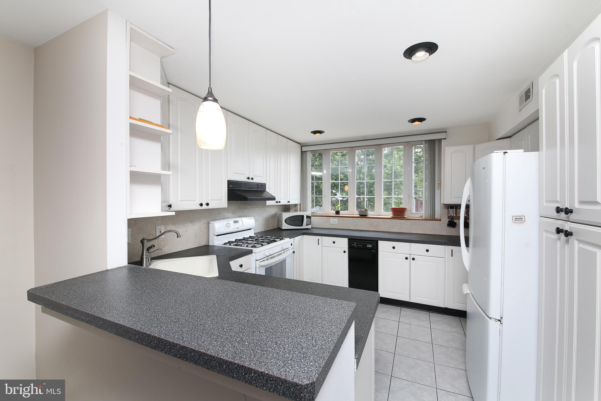 12242 Sweet Briar Road Philadelphia, PA 19154 - Photo 8 of 28
