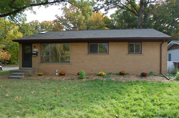 $2,100 | 924 North Maple Road, Ann Arbor, MI 48103