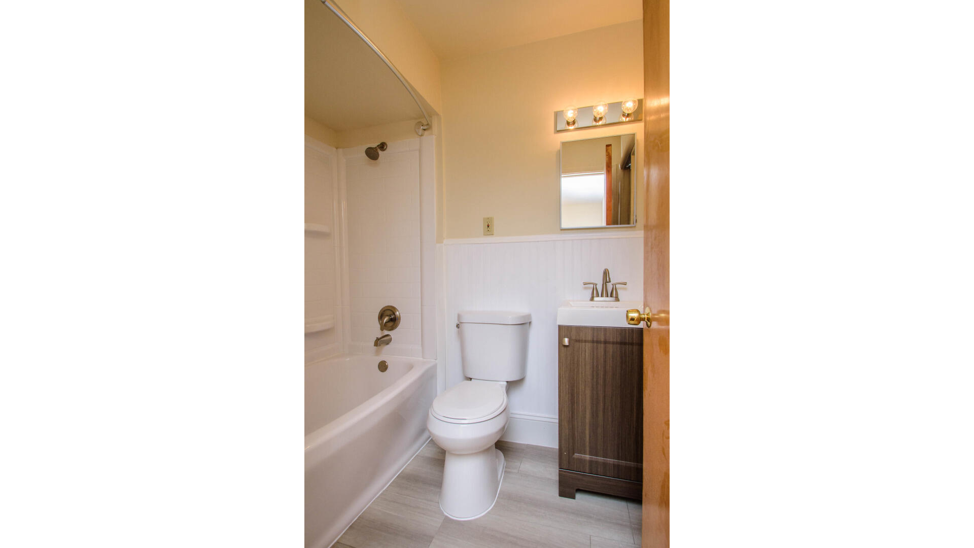 924 North Maple Road Ann Arbor, MI 48103 - Photo 24 of 34 Full Bath