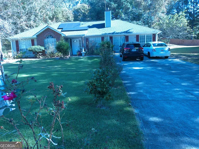 a view of a house with a yard