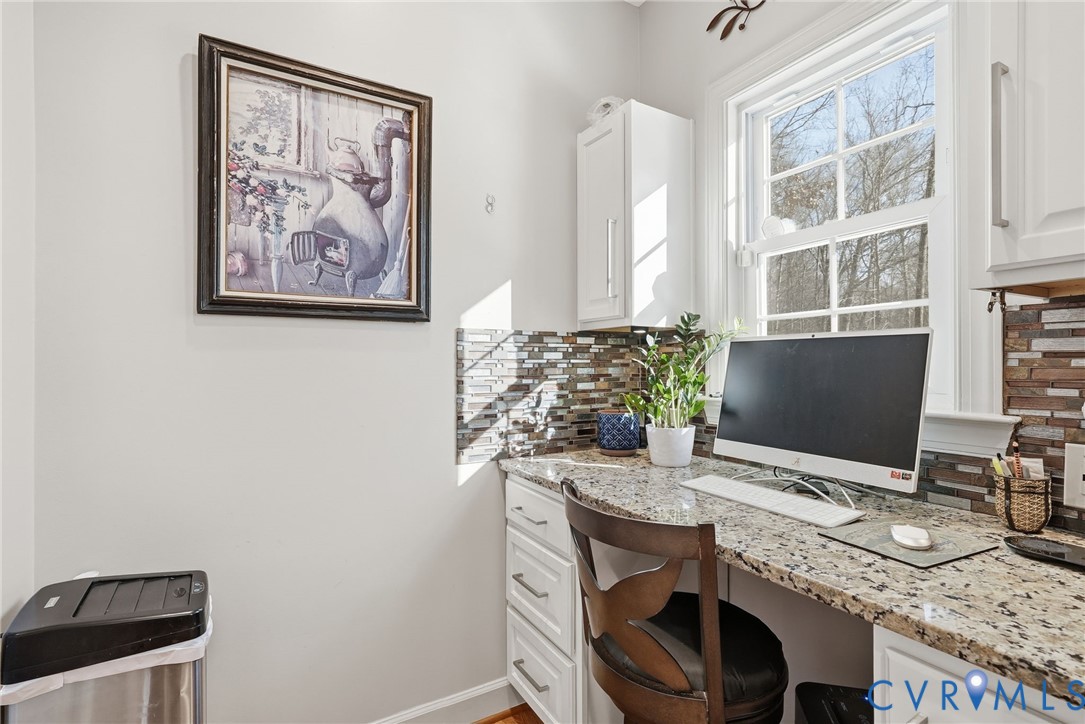 10887 Monocacy Way Manassas, VA 20112 - Photo 17 of 48 Off the kitchen office great for multi-taskers; fe