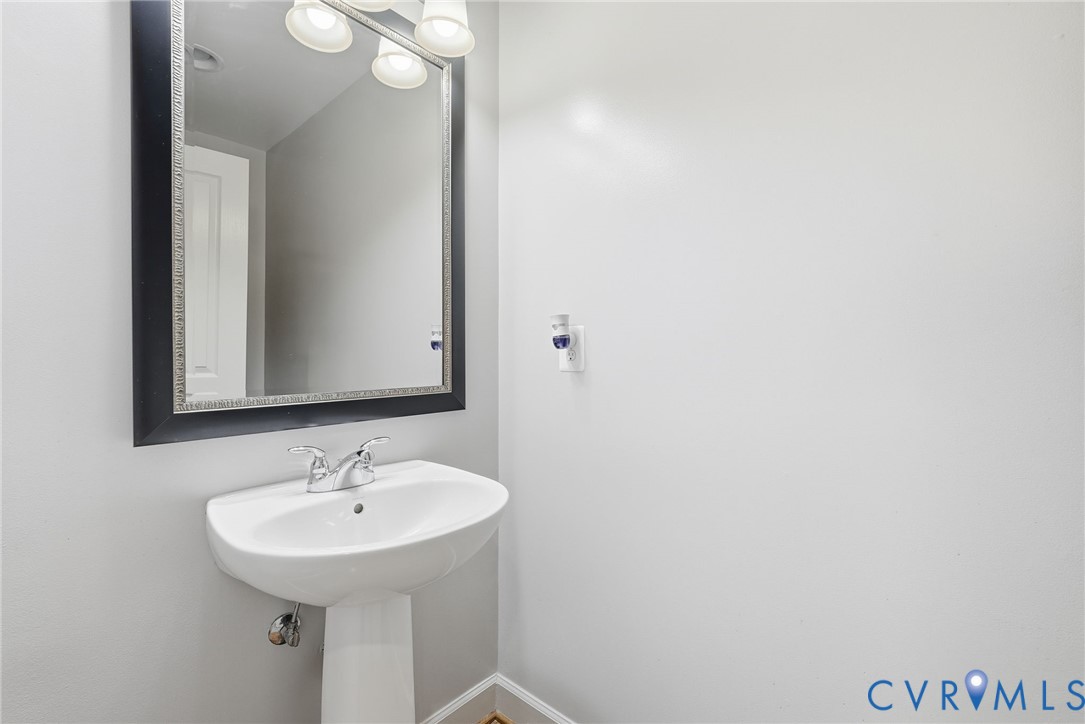 10887 Monocacy Way Manassas, VA 20112 - Photo 21 of 48 1st Level Powder Room
