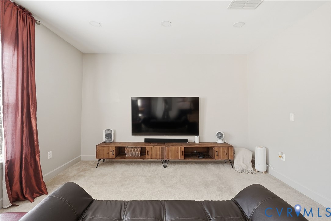 10887 Monocacy Way Manassas, VA 20112 - Photo 23 of 48 2nd Level Primary extended seating area