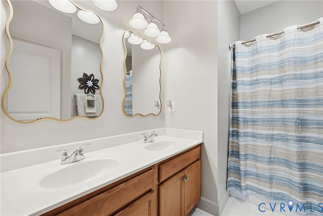 10887 Monocacy Way Manassas, VA 20112 - Photo 30 of 48 2nd Level - Hall Bathroom with a shower, tub, doub