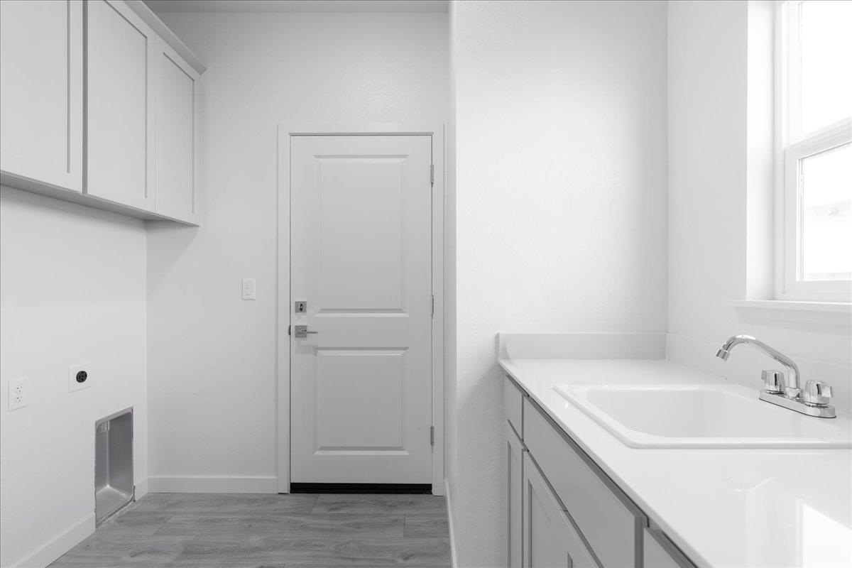 271 Piper Lane Colusa, CA 95932 - Photo 15 of 24 a bathroom with a sink and a mirror