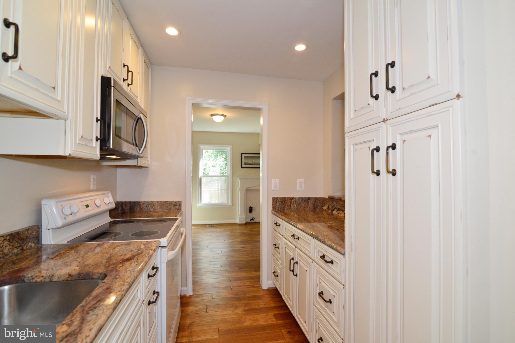 11882 St Trinians Court Reston, VA 20191 - Photo 9 of 35 Upgraded Kraftmaid cabinetry in the kitchen.