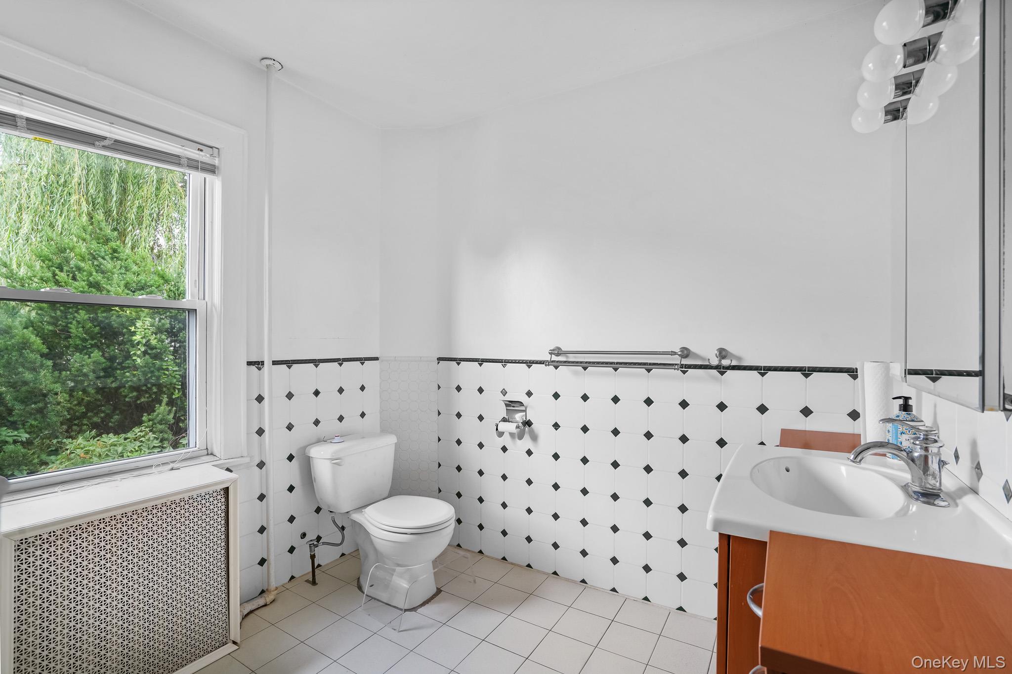 211 Pomeroy Street Peekskill, NY 10566 - Photo 26 of 50 Second floor full bathroom