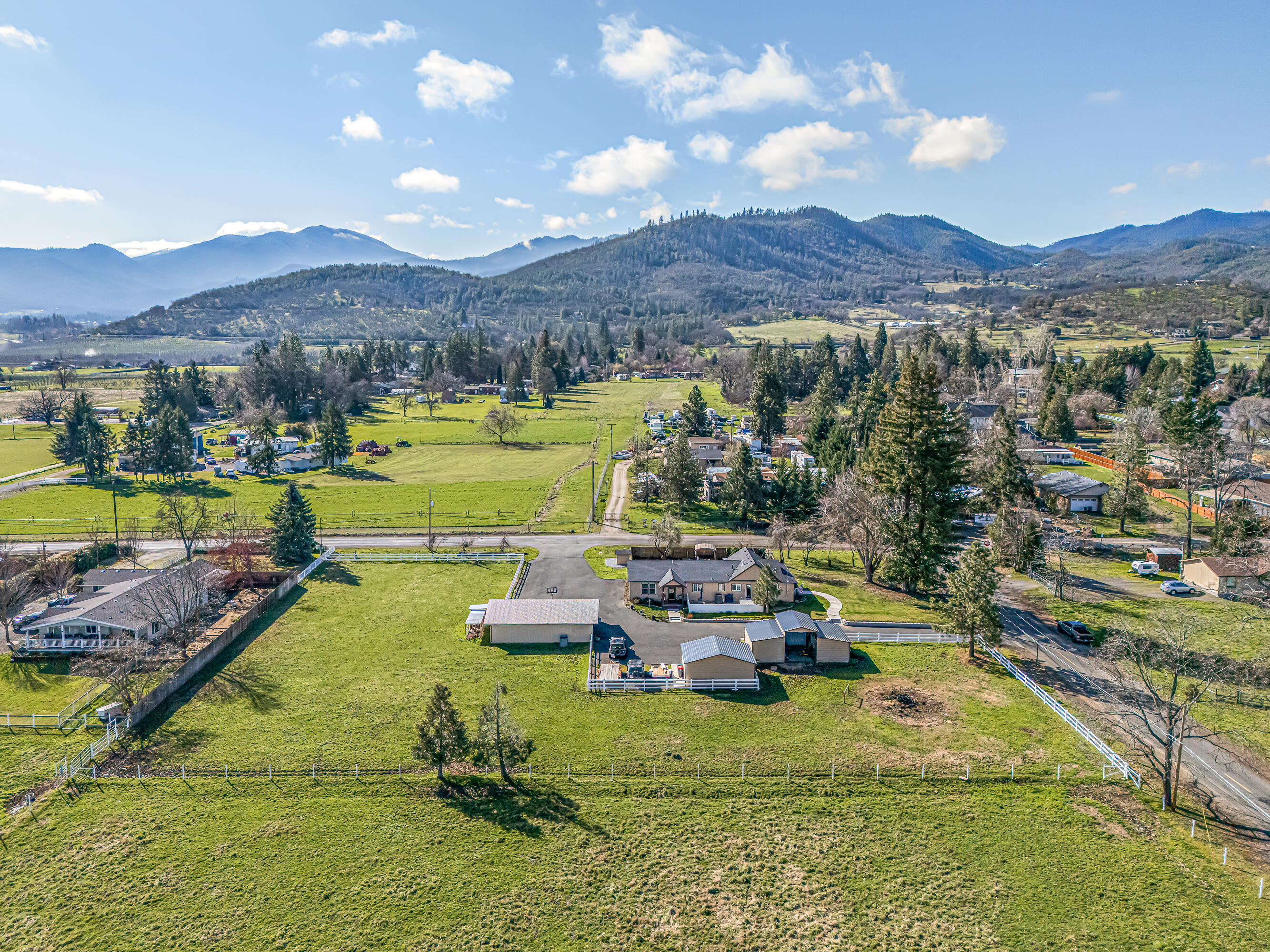 3985 Calhoun Road Medford, OR 97501 - Photo 27 of 30 Gallery Image 27
