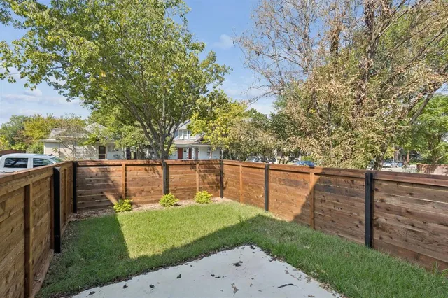 $5,250 | 900 Haines Avenue, Dallas, TX 75208