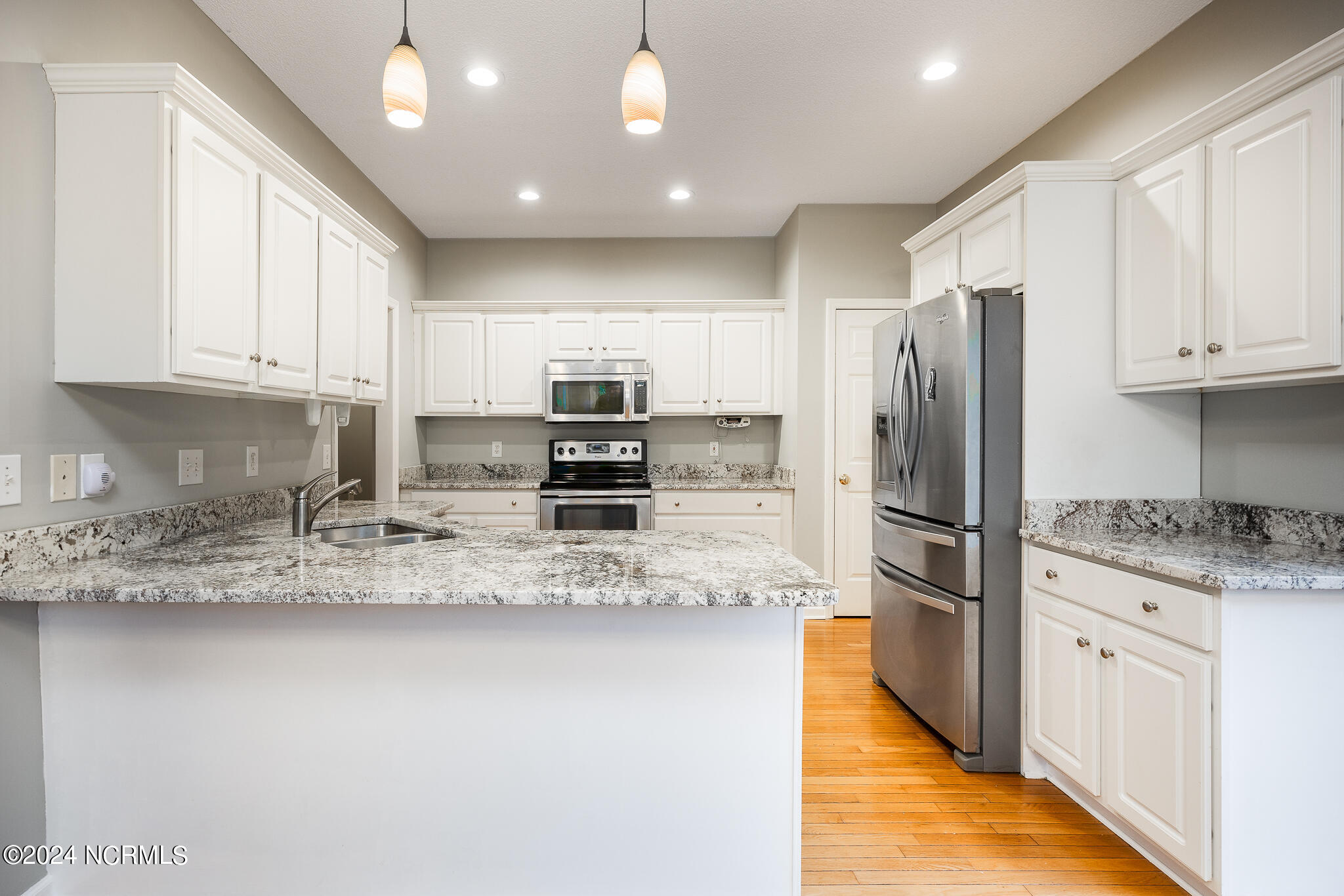 90 Sugar Pine Drive Pinehurst, NC 28374 - Photo 9 of 35 bar