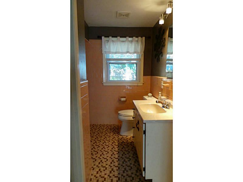 211 Aqueduct Road Cranston, RI 02910 - Photo 8 of 14 Bathroom.