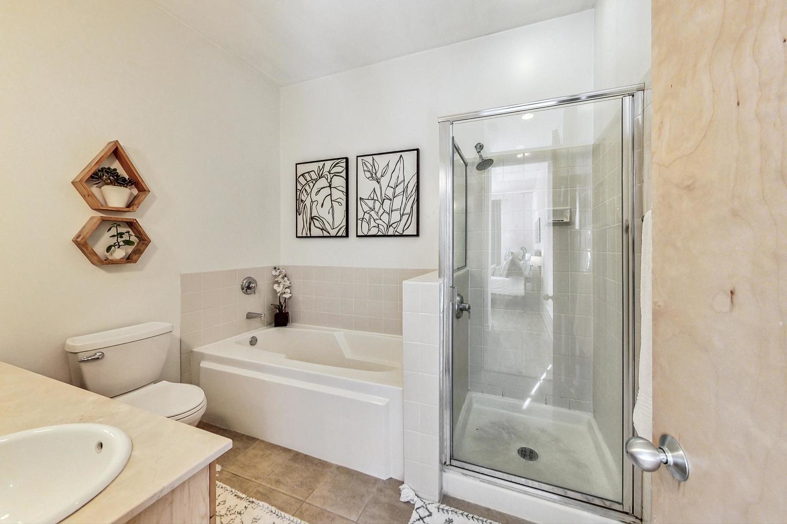4150 North Sheridan Road, Unit 2S Chicago, IL 60613 - Photo 20 of 29 a bathroom with a bathtub and a shower
