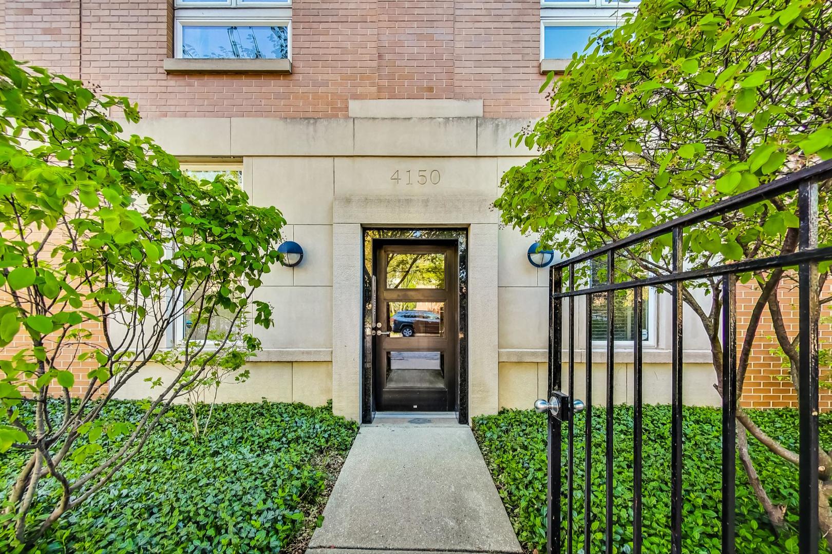 4150 North Sheridan Road, Unit 2S Chicago, IL 60613 - Photo 2 of 29 a front view of a house with porch