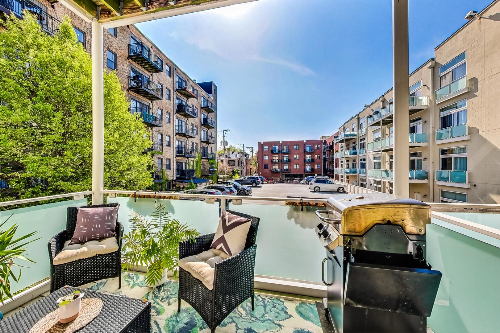 4150 North Sheridan Road, Unit 2S Chicago, IL 60613 - Photo 26 of 29 a large building with swimming pool in front of it
