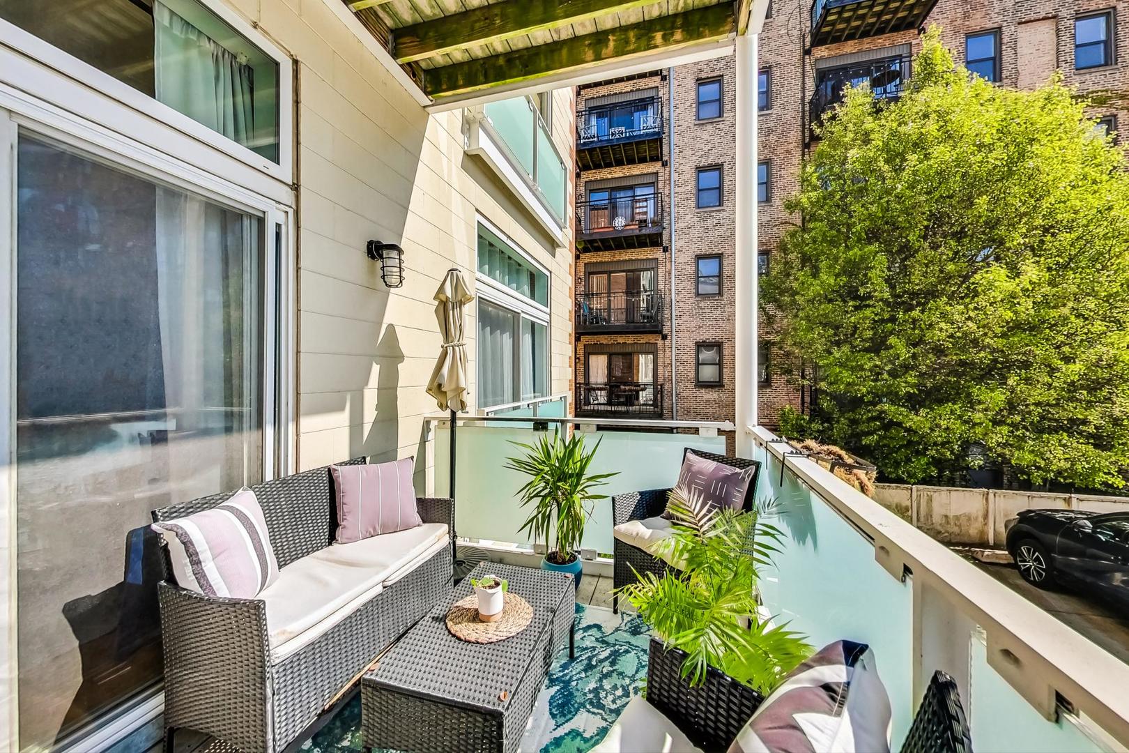 4150 North Sheridan Road, Unit 2S Chicago, IL 60613 - Photo 27 of 29 a view of a chairs and table in a patio