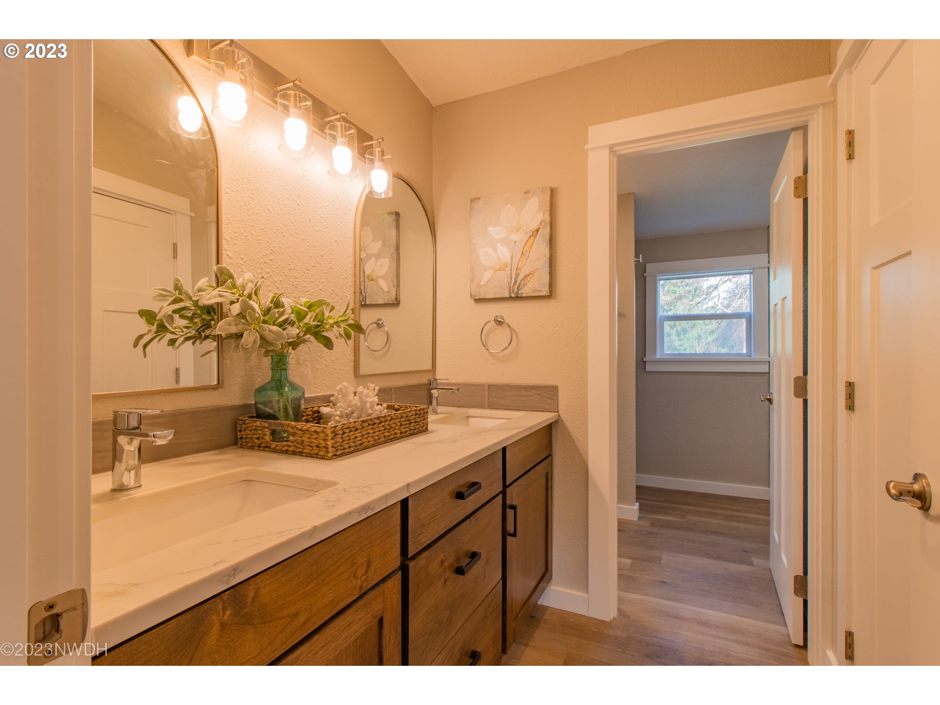 1625 River Loop 1 Eugene, OR 97404 - Photo 12 of 32 a bathroom with a sink and a mirror