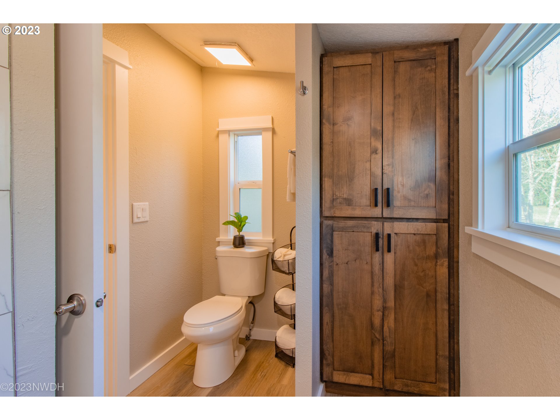 1625 River Loop 1 Eugene, OR 97404 - Photo 13 of 32 a bathroom with a toilet and a shower