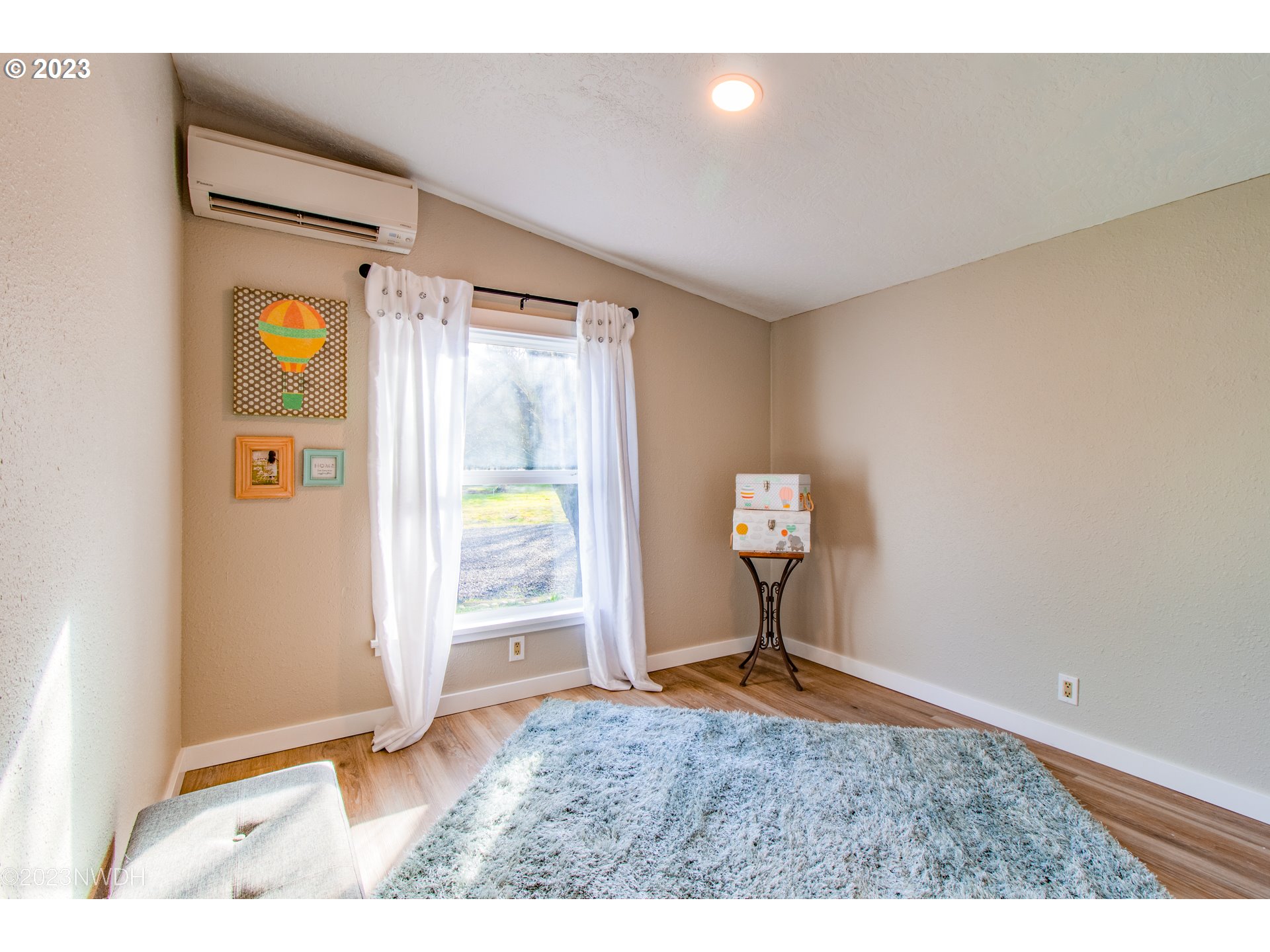1625 River Loop 1 Eugene, OR 97404 - Photo 14 of 32 a view of an empty room and window