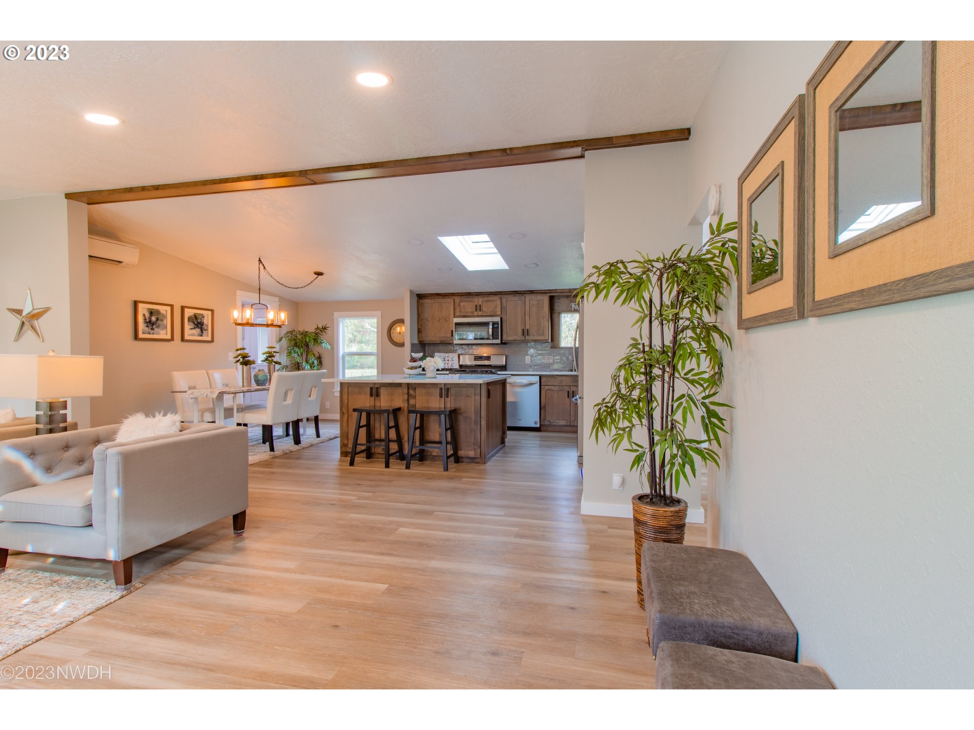 1625 River Loop 1 Eugene, OR 97404 - Photo 6 of 32 a living room with furniture and potted plants