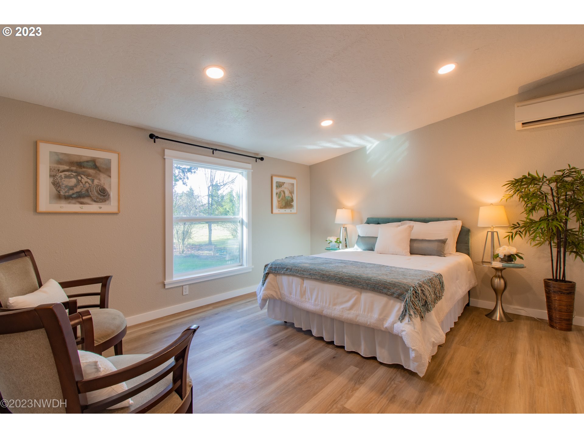 1625 River Loop 1 Eugene, OR 97404 - Photo 10 of 32 a bedroom with bed and window