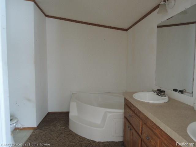 4600 Cade Road Capac, MI 48014 - Photo 15 of 17 Case # 261-919070 Master Bathroom.jpg
