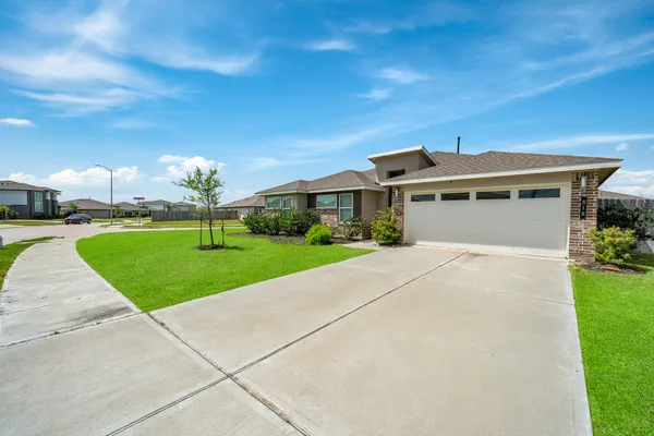 $2,300 | 818 Starcross Bnd Drive, Missouri City, TX 77459