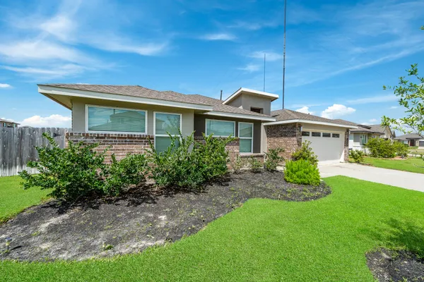 $2,300 | 818 Starcross Bnd Drive, Missouri City, TX 77459