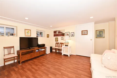 $1,750,880 | 11 Joy Drive, Manhasset Hills, NY 11040