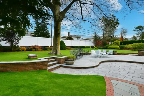 $1,750,880 | 11 Joy Drive, Manhasset Hills, NY 11040