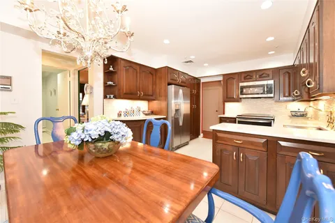 $1,750,880 | 11 Joy Drive, Manhasset Hills, NY 11040