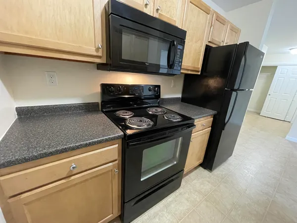 $1,966 | 10 Sentinel Court, Unit 201, Manchester, NH 03103