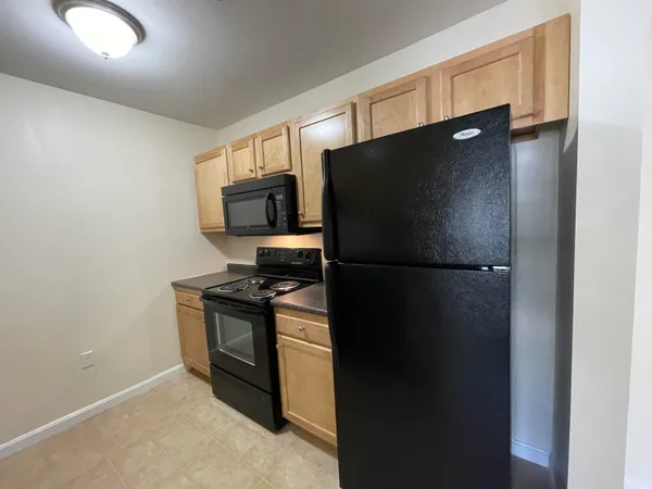 $1,966 | 10 Sentinel Court, Unit 201, Manchester, NH 03103