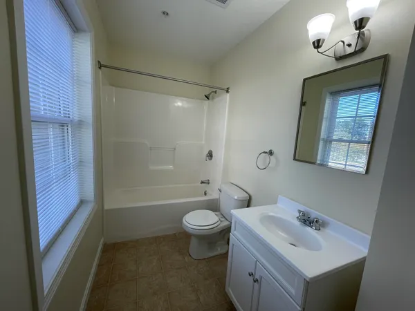 $1,966 | 10 Sentinel Court, Unit 201, Manchester, NH 03103