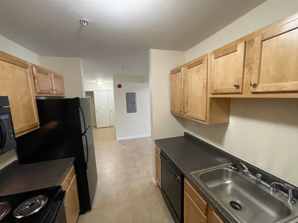 $1,966 | 10 Sentinel Court, Unit 201, Manchester, NH 03103