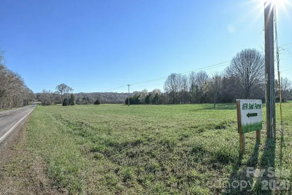 a view of a back yard
