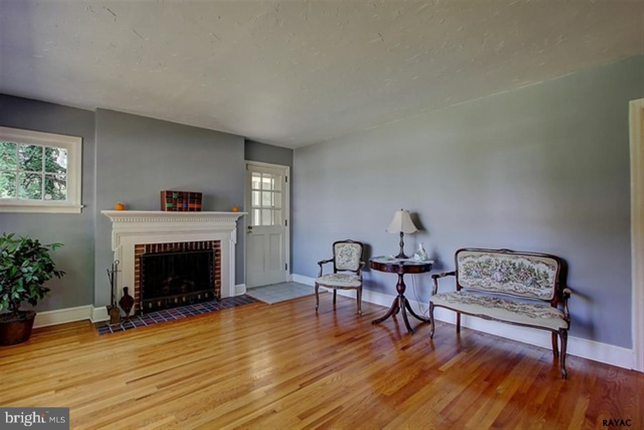 972 Country Club Road York, PA 17403 - Photo 2 of 27 Gallery Image 2
