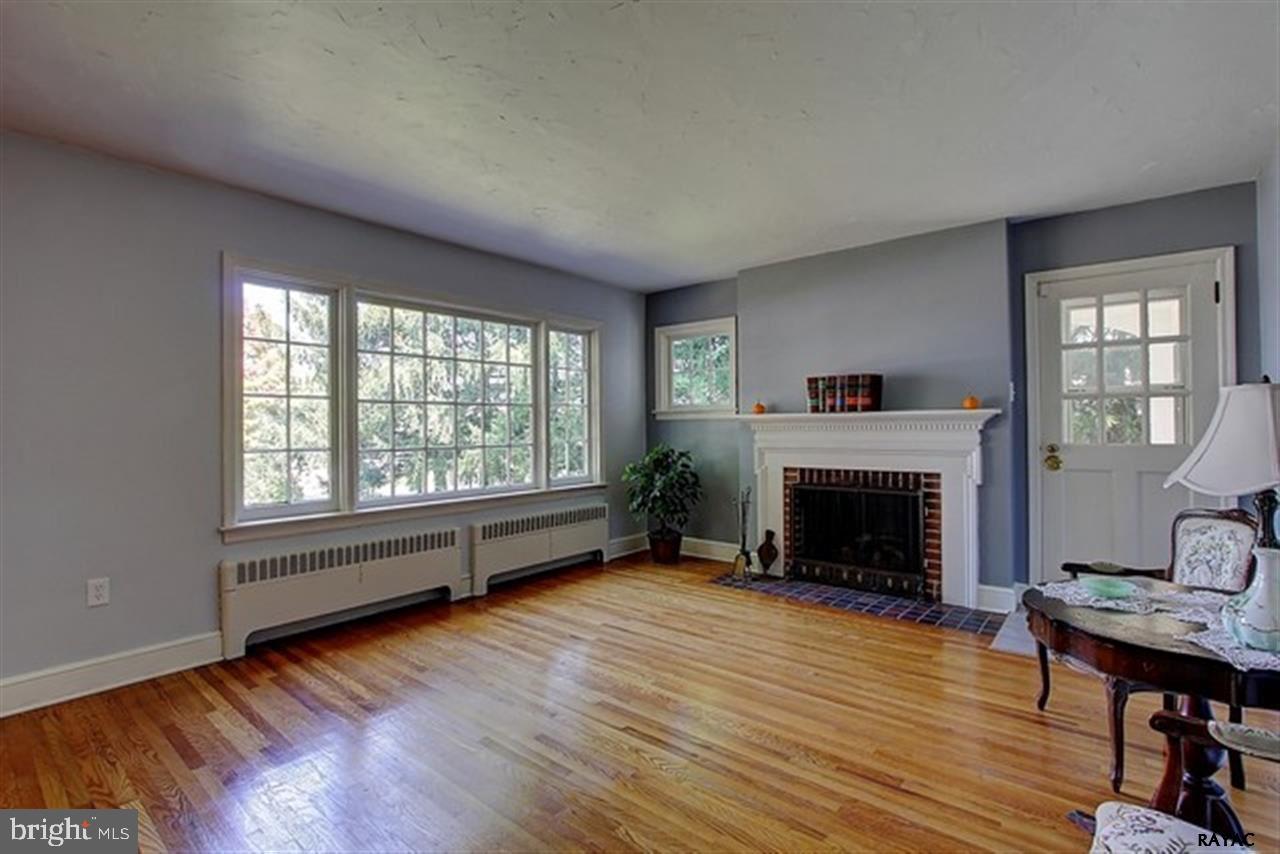 972 Country Club Road York, PA 17403 - Photo 3 of 27 Gallery Image 3