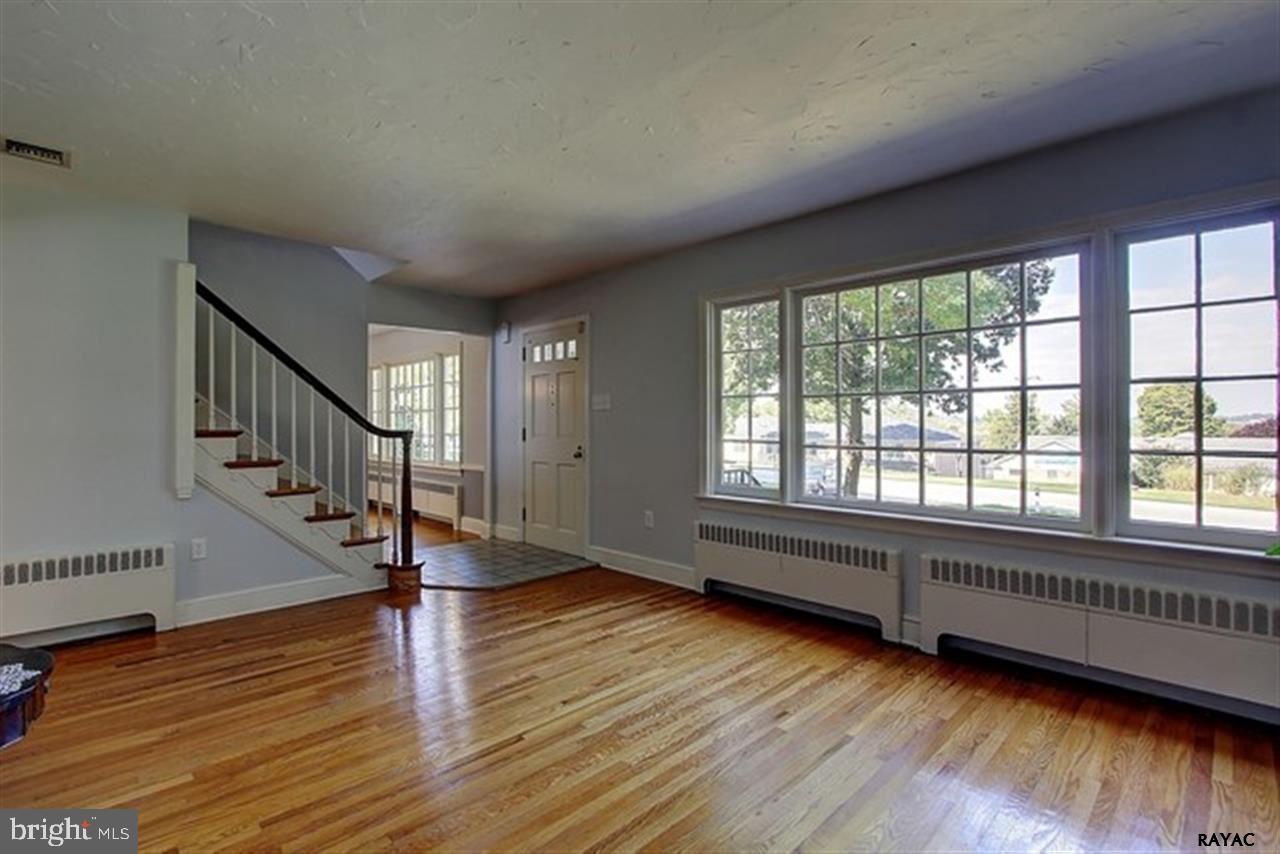 972 Country Club Road York, PA 17403 - Photo 4 of 27 Gallery Image 4