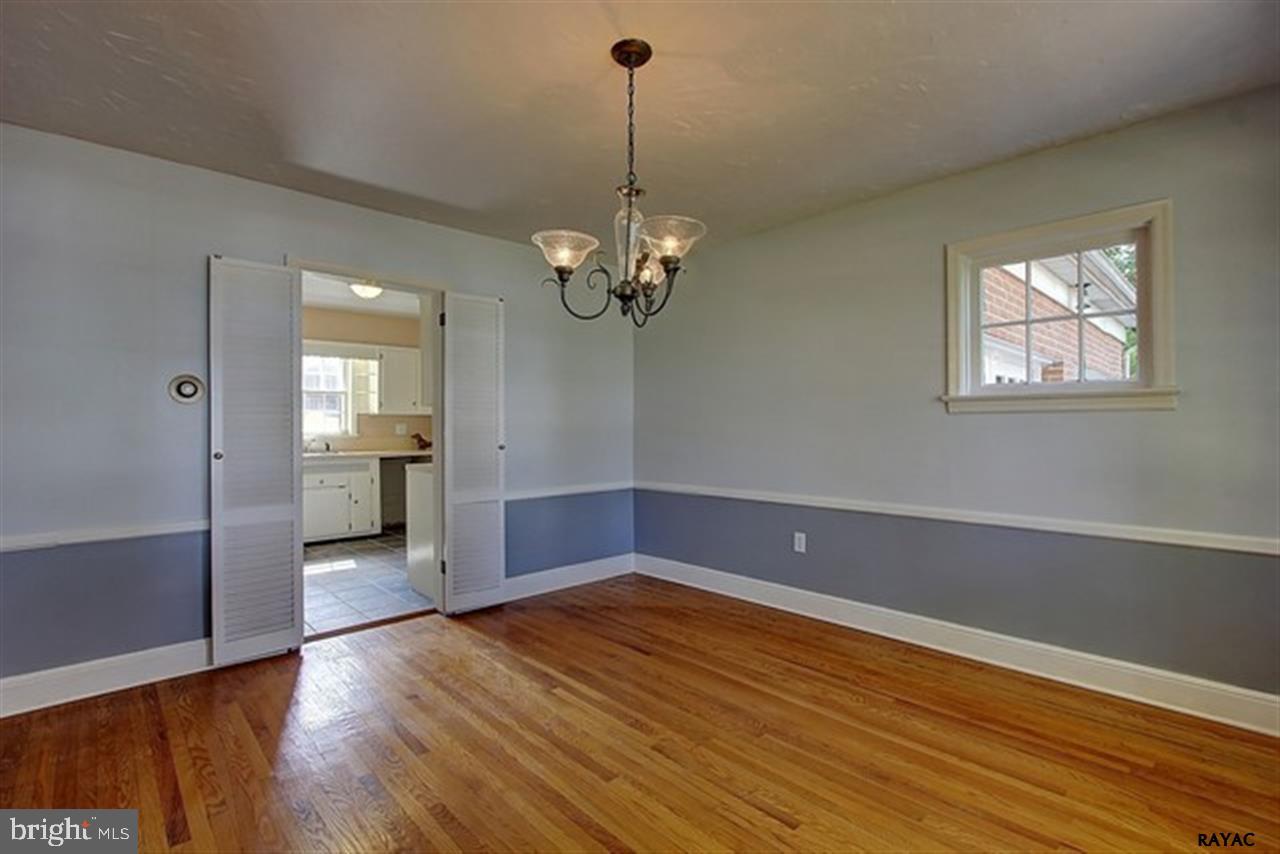 972 Country Club Road York, PA 17403 - Photo 5 of 27 Gallery Image 5