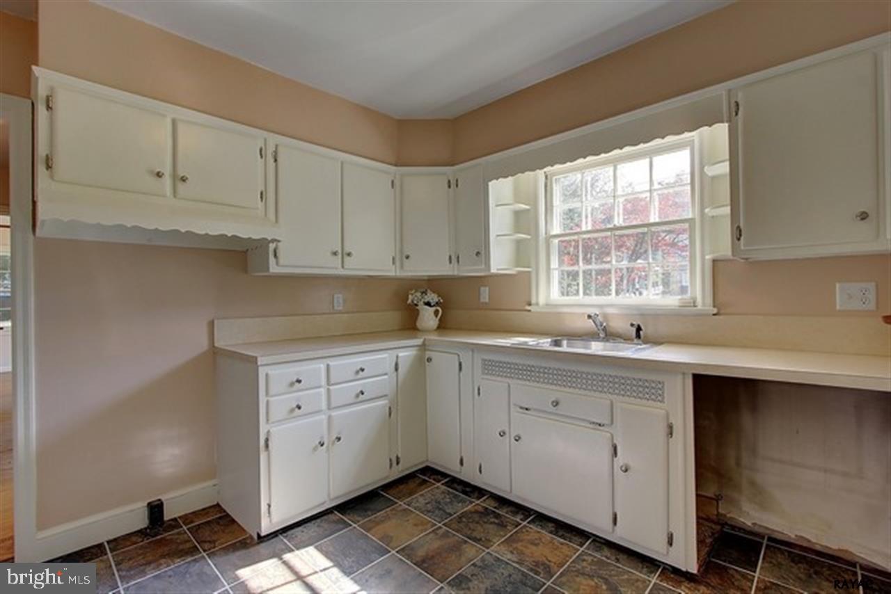 972 Country Club Road York, PA 17403 - Photo 8 of 27 Gallery Image 8