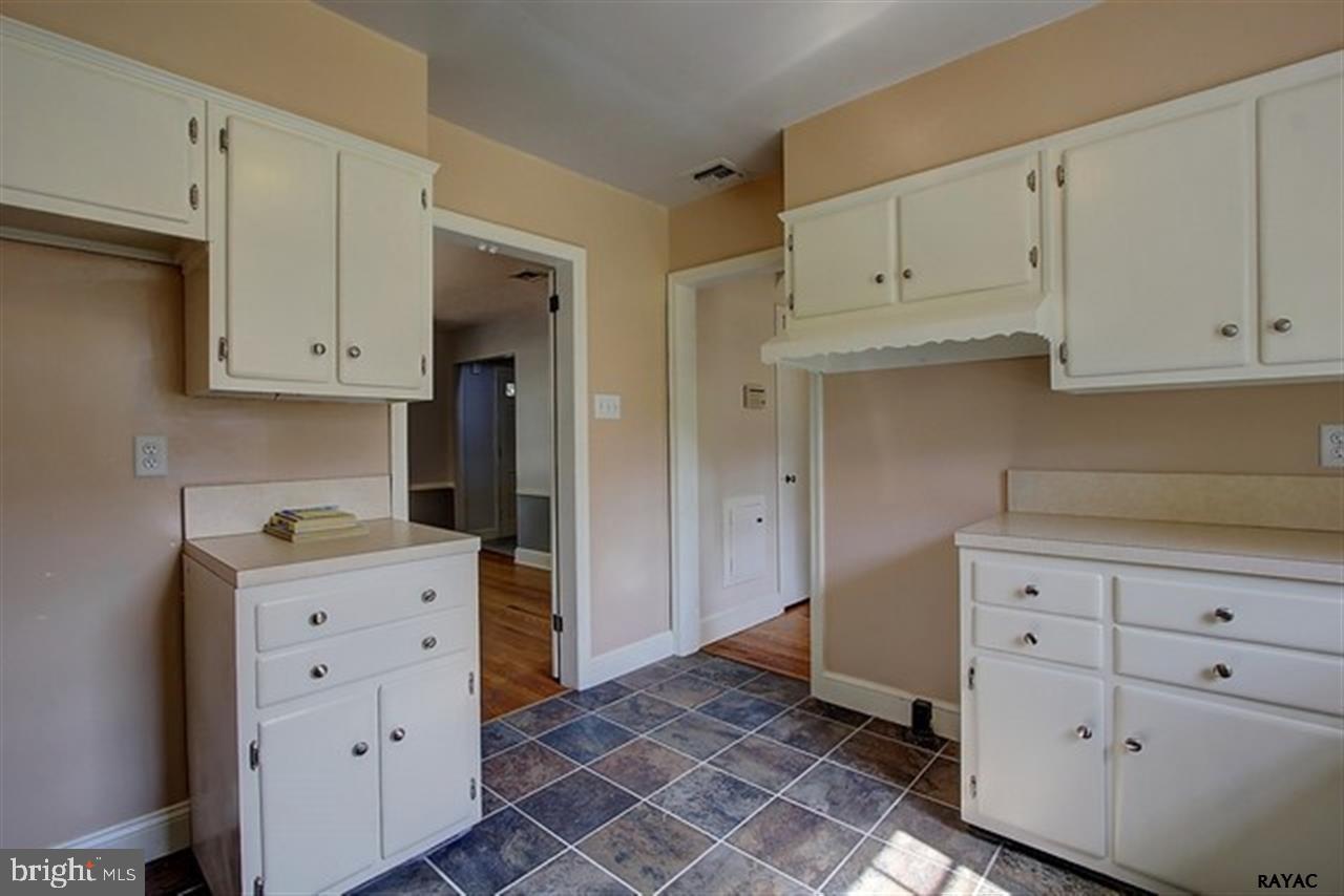 972 Country Club Road York, PA 17403 - Photo 9 of 27 Gallery Image 9