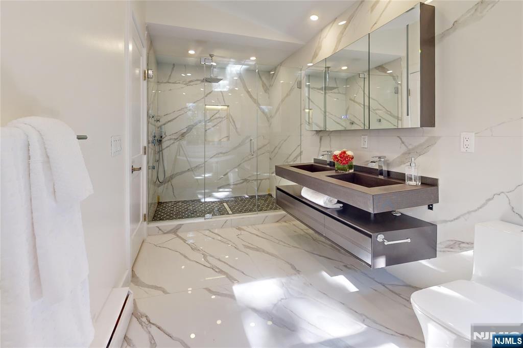 16 Columbine Road Paramus, NJ 07652 - Photo 21 of 44