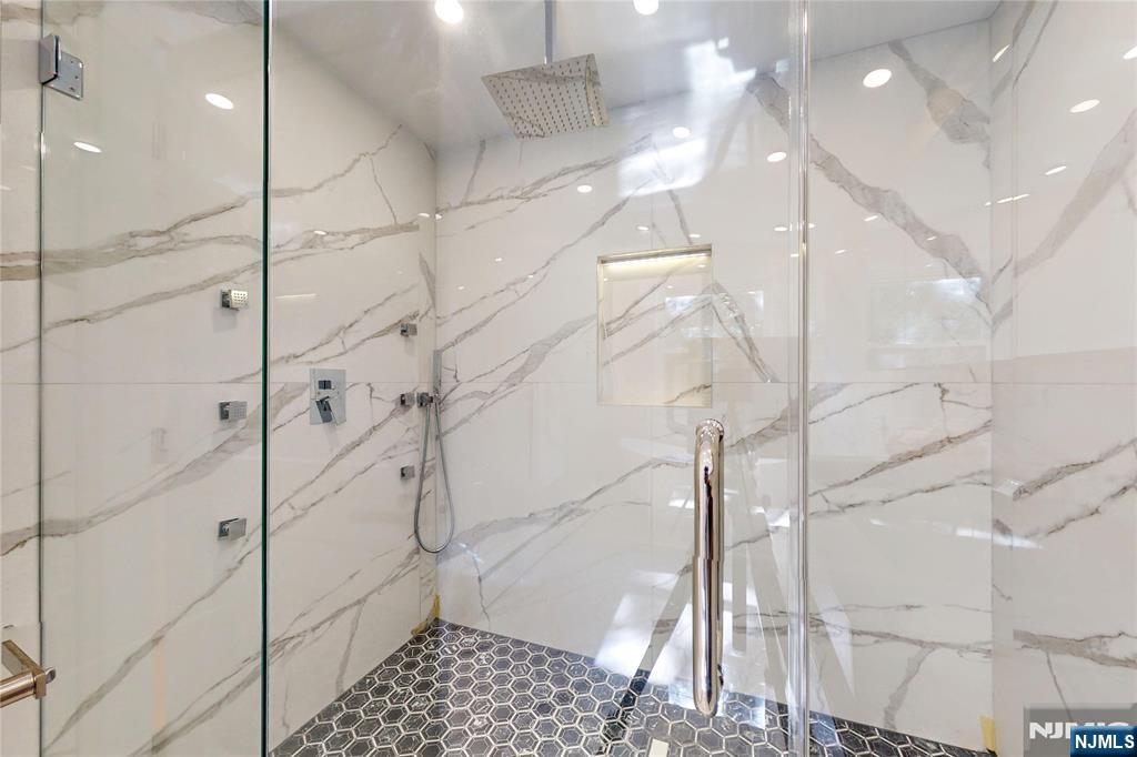 16 Columbine Road Paramus, NJ 07652 - Photo 22 of 44