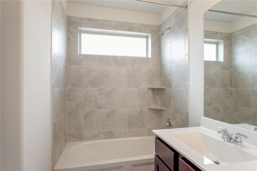 3417 Pauling Loop Round Rock, TX 78665 - Photo 22 of 31 a bathroom with a sink and a bathtub